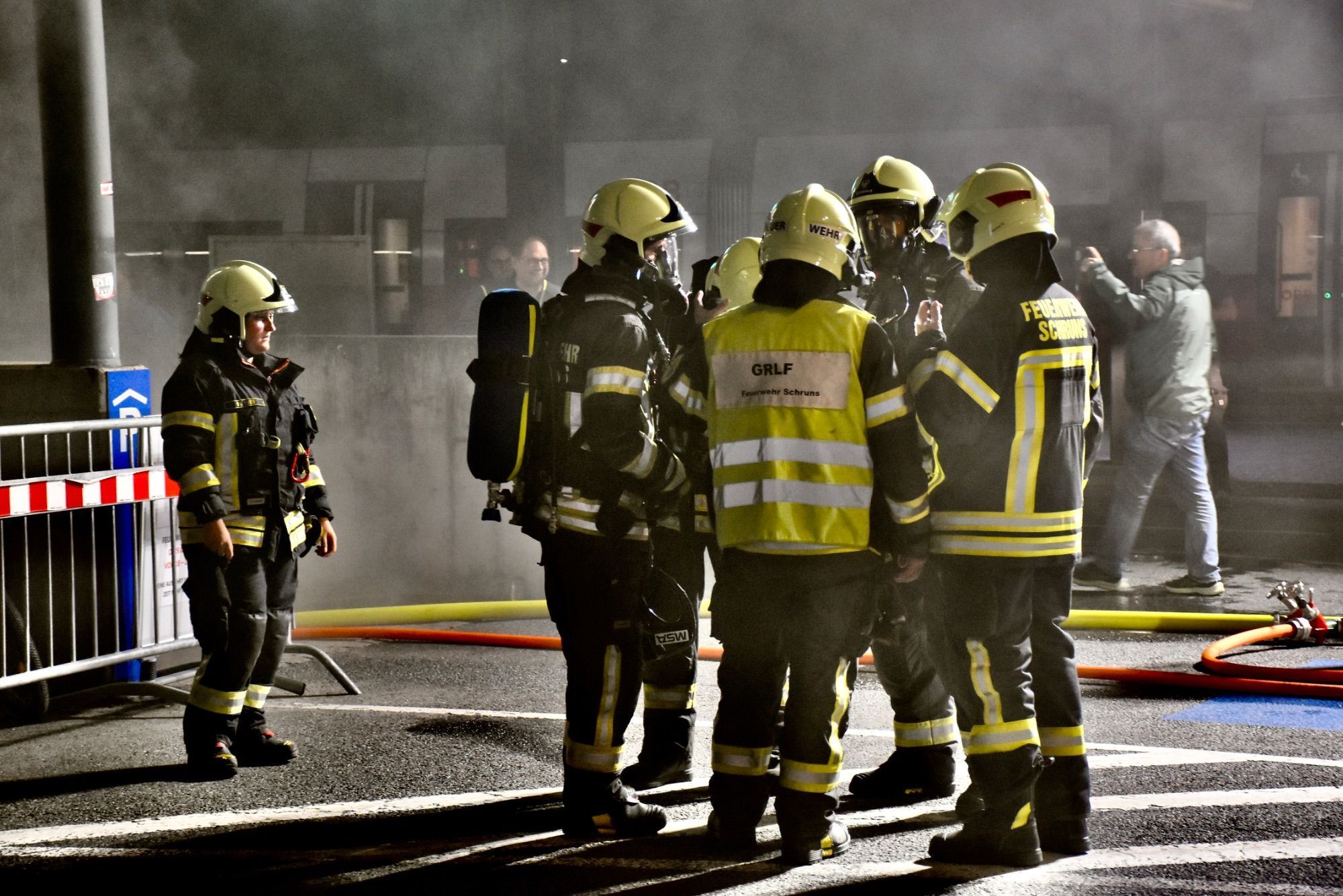 Mindestens 110 Einsatzkräfte von sieben verschiedenen Feuerwehren standen bei der großen Feuerwehrübung bei und in der Tiefgarage am Schrunser Bahnhof im Einsatz. Löschunterstützungsfahrzeuge, kurz LUF, stellten die Feuerwehr Braz und die Feuerwehr Illwerke zur Verfügung. Den Nebel machte die Feuerwehr Zwischenwasser.