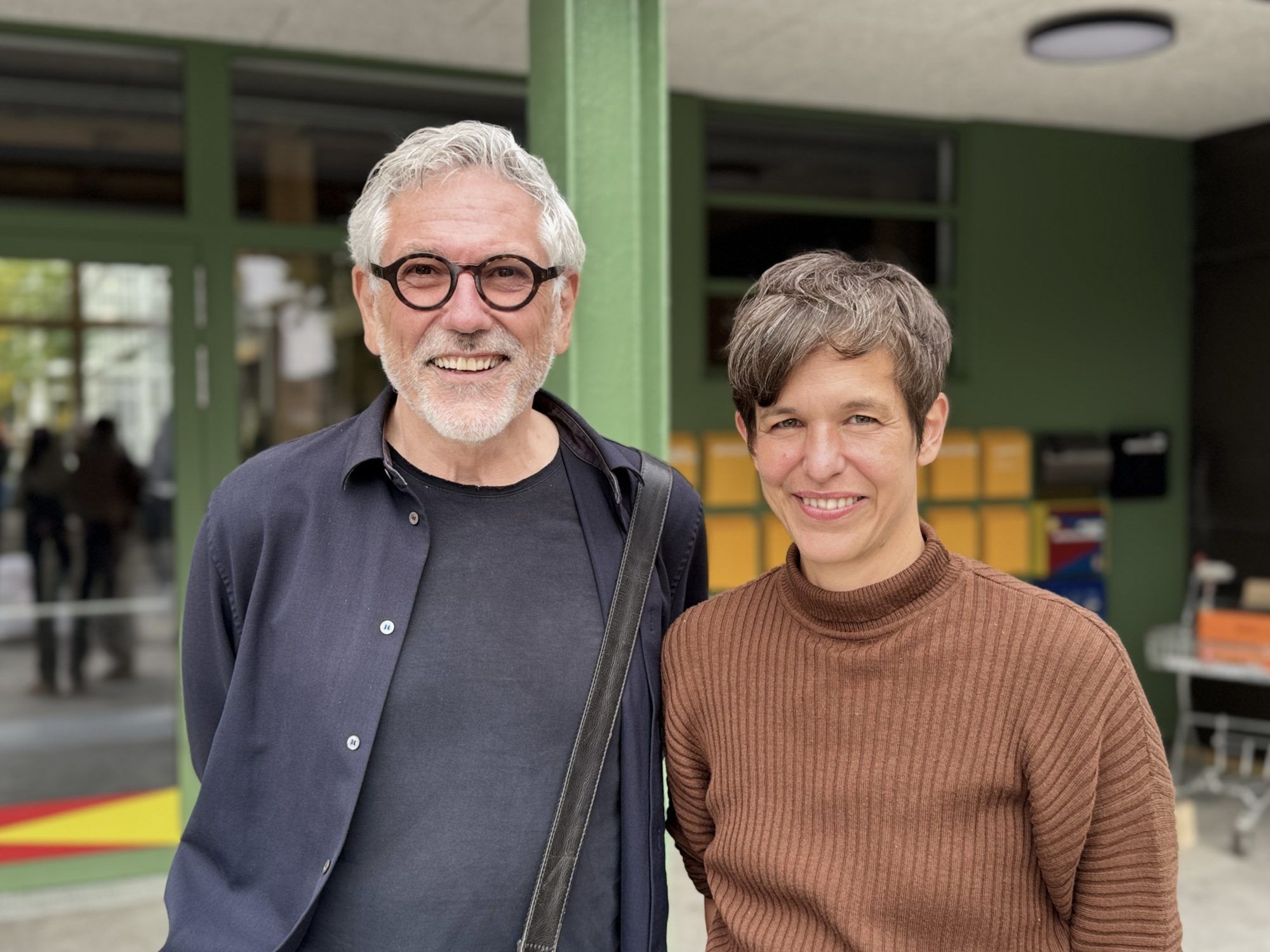 Unter den Besuchern: Sigi Ramoser (Sägenvier) und Isabelle Goller (Estuar).