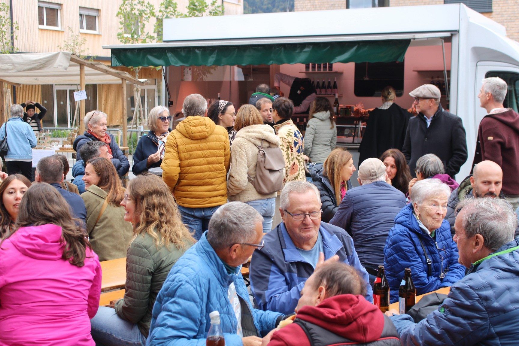 „Heimspiel“ für den Gösser-Wirt Mike Erath: der Hohenweiler hatte seine silberne Wandelbar (im Hintergrund) auf den Schulplatz gefahren.