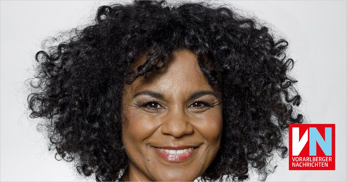 Harderin Adisat Semenitsch steht in Hamburg auf der Bühne