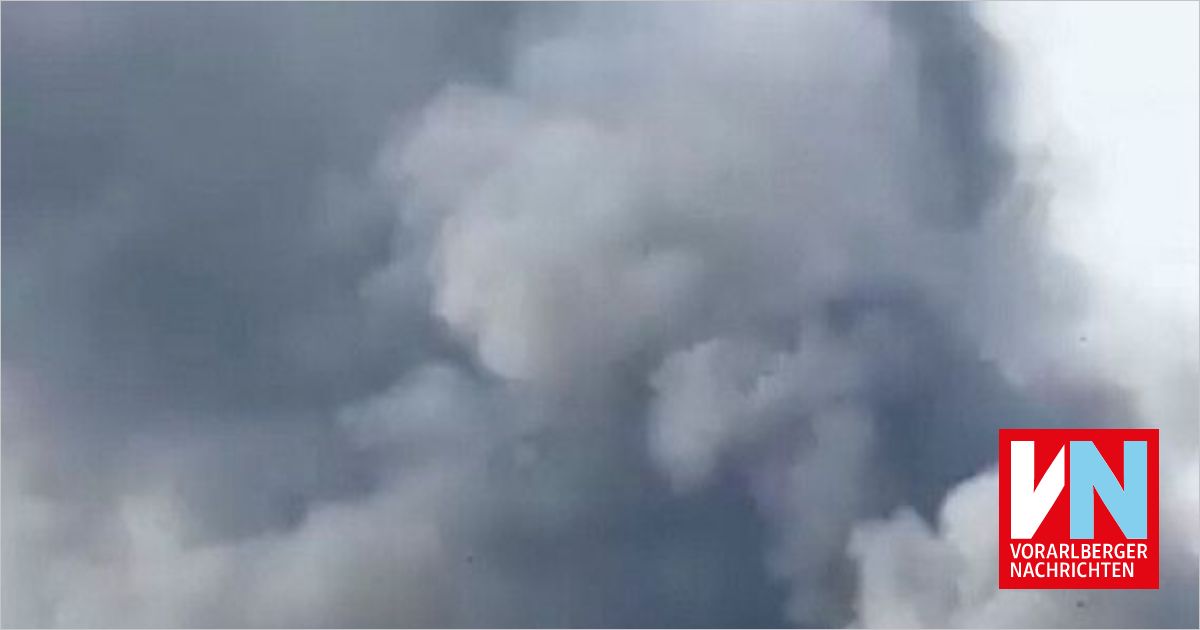 Dichte schwarze Rauchsäulen Öltanker in Thailand explodiert